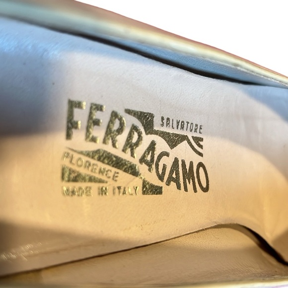 1950s Salvatore Ferragamo Heels Retro White, Beige, Brown Bow Pumps Size 10 - Picture 9 of 11